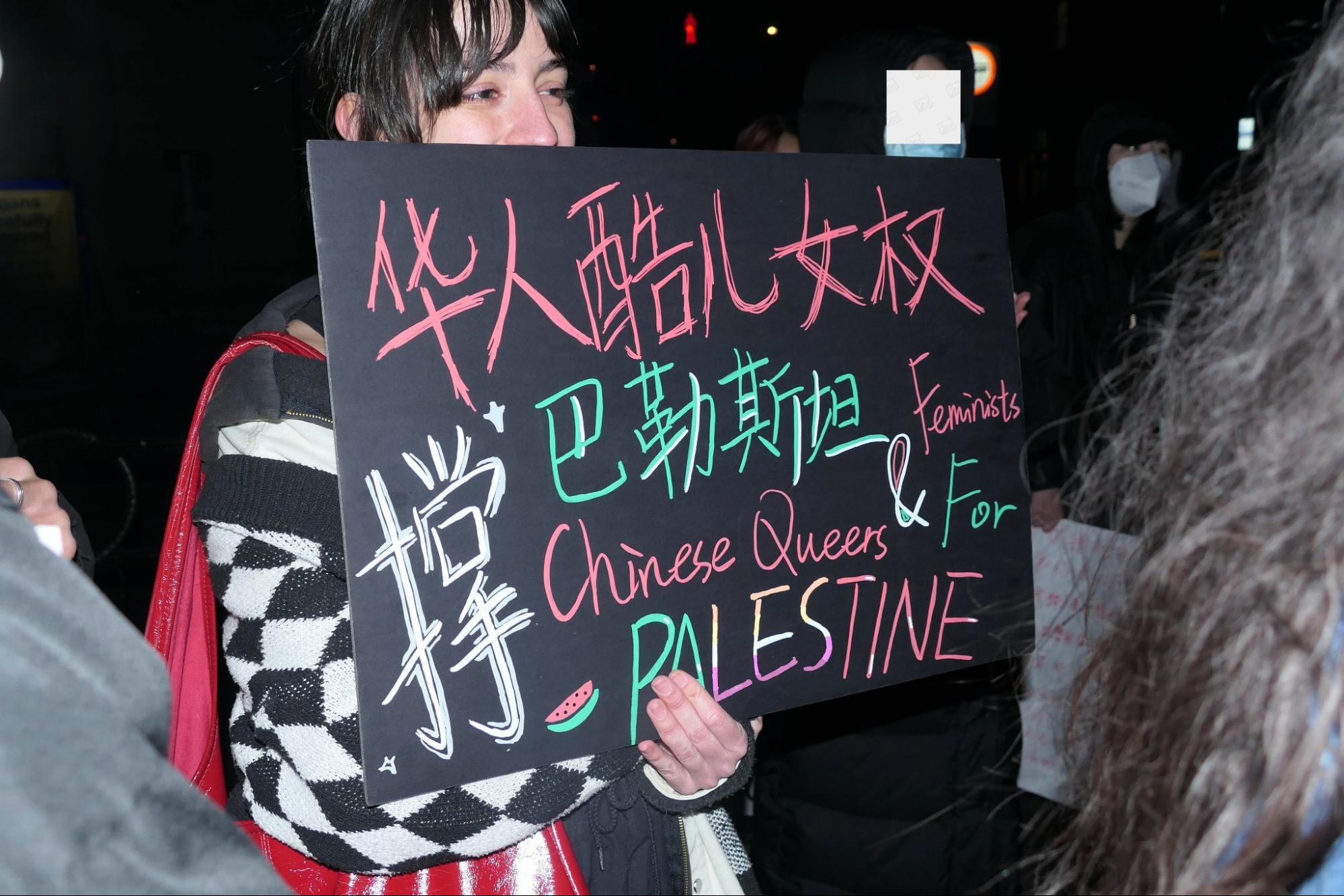 Arantza举着标语