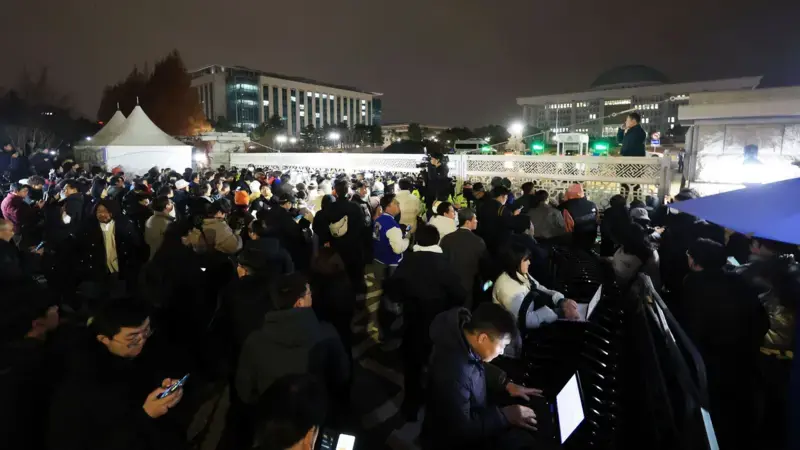 民众和媒体记者聚集首尔国会大门外