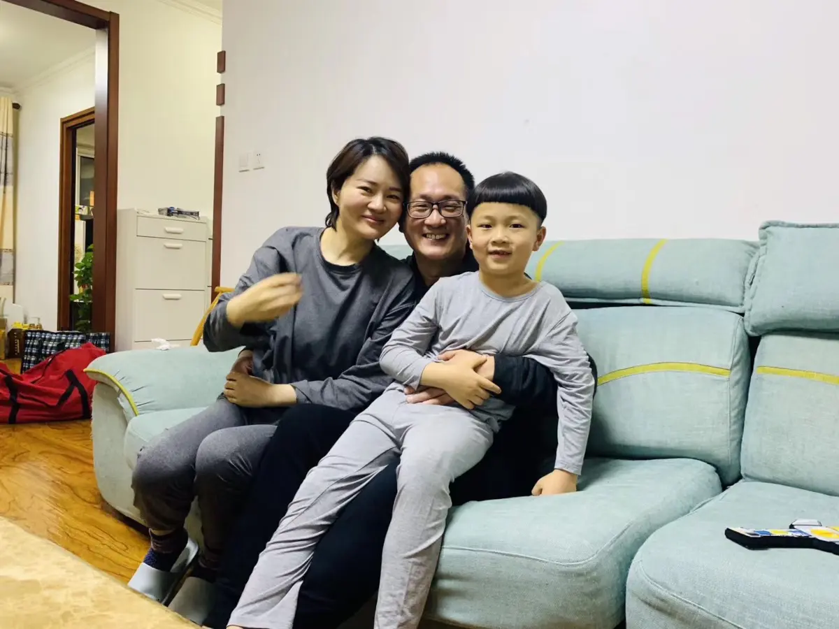 王全璋和妻子、儿子团聚