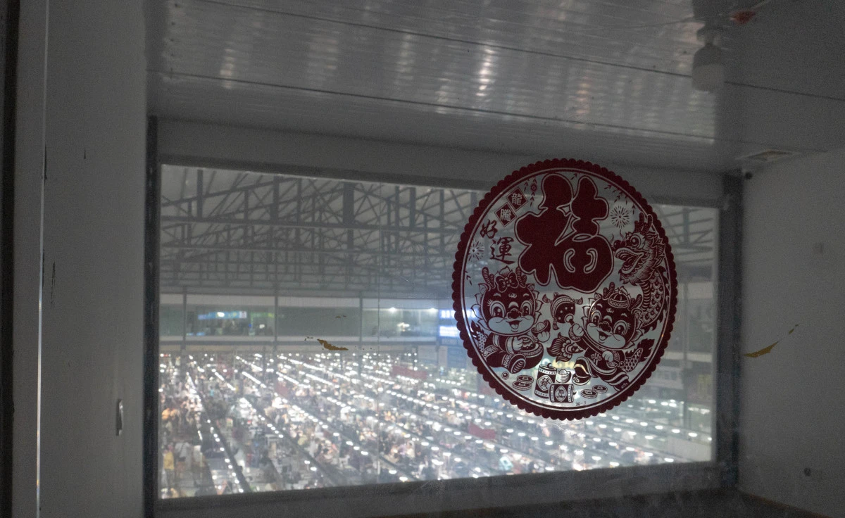 图:瑞丽最大的翡翠直播基地“样样好”内,未租出去的直播间。照片来源:作者提供。 缅甸人流亡