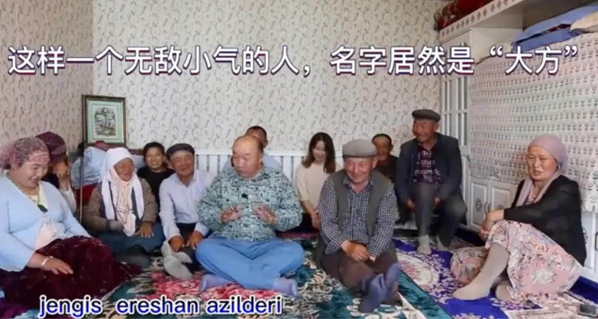 杰恩斯（中间左）在民众家中讲笑话，总能引发阵阵笑声。