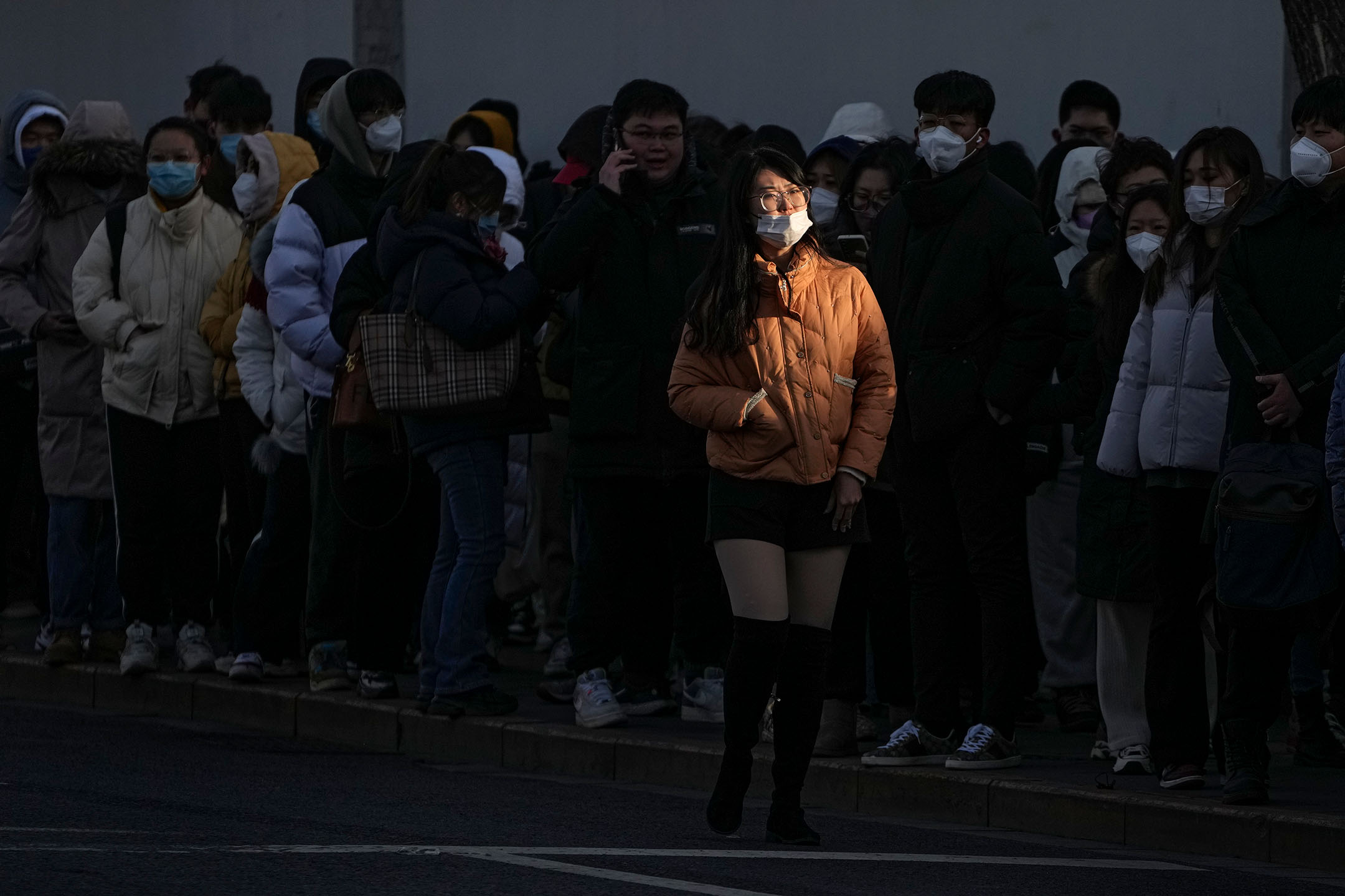 北京，中名女子在街道上经过
