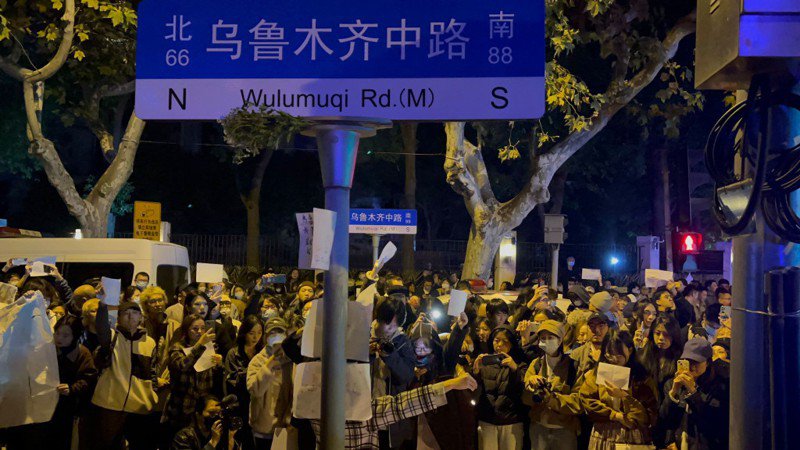 上海乌鲁木齐中路的抗议活动。