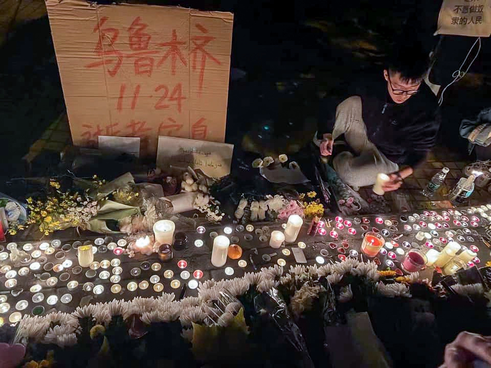 上海市民悼念乌鲁木齐火灾遇难者